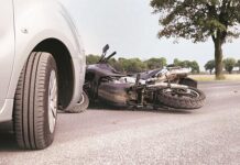 अज्ञात वाहन की चपेट में आने से बाइक सवार दो युवक गंभीर रूप से घायल