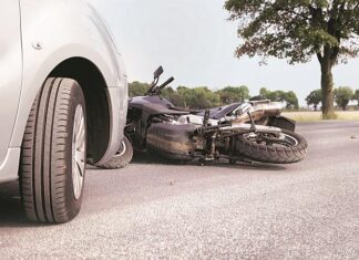 अज्ञात वाहन की चपेट में आने से बाइक सवार दो युवक गंभीर रूप से घायल