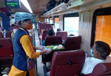 पचास प्रतिशत यात्रियो के साथ दौडी तेजस एक्सप्रेस