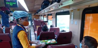 पचास प्रतिशत यात्रियो के साथ दौडी तेजस एक्सप्रेस