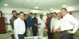 12 प्रतिशत जीएसटी दर की अधिसूचना को लेकर सौंपा ज्ञापन