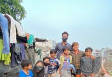 जरूरतमंदो मे भोजन एवं कपडे बांट कर मनाया नया साल