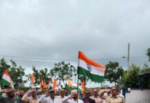 सेज परिसर मे जगाई तिरंगे के प्रति सम्मान की अलख, आयुक्त ने बांटे राष्ट्र-ध्वज