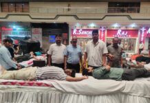 रघुवीर बिजनेस अंपायर में रक्तदान शिविर,64यूनिट रक्त संग्रहित