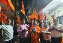 अयोध्या के भंडारे मे सूरत के वैश्य परिवार के भेंट किया एक लाख ग्यारह हजार एक सौ एक किलो नमक