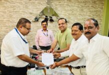 सूरत से वाराणसी के लिये हवाई सेवा प्रारंभ करने हेतु कांग्रेस ने सौंपा ज्ञापन