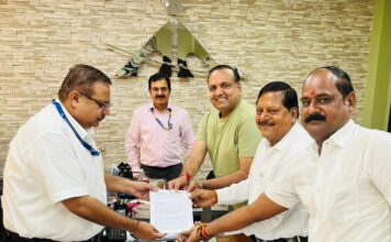 सूरत से वाराणसी के लिये हवाई सेवा प्रारंभ करने हेतु कांग्रेस ने सौंपा ज्ञापन