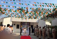 76वें गणतंत्र दिवस पर सेज के विकास आयुक्त ने किया ध्वजारोहण, मिठाईयां बांटकर कर एक दूसरे को दी बधाई