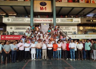 कपड़ा व्यापारियो ने विमान हादसे मे मृतकों को दी भावभीनी श्रद्धांजलि