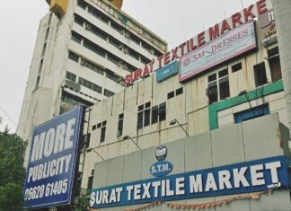 लाभ-पंचमी को खुला कपड़ा बाजार,व्यापारियो ने शुभ मूहूर्त मे की पूजा