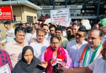 “वोट चोर-गद्दी छोड़ो” अभियान के तहत कपड़ा बाज़ार में चला हस्ताक्षर अभियान