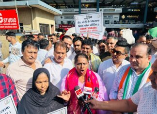 “वोट चोर-गद्दी छोड़ो” अभियान के तहत कपड़ा बाज़ार में चला हस्ताक्षर अभियान